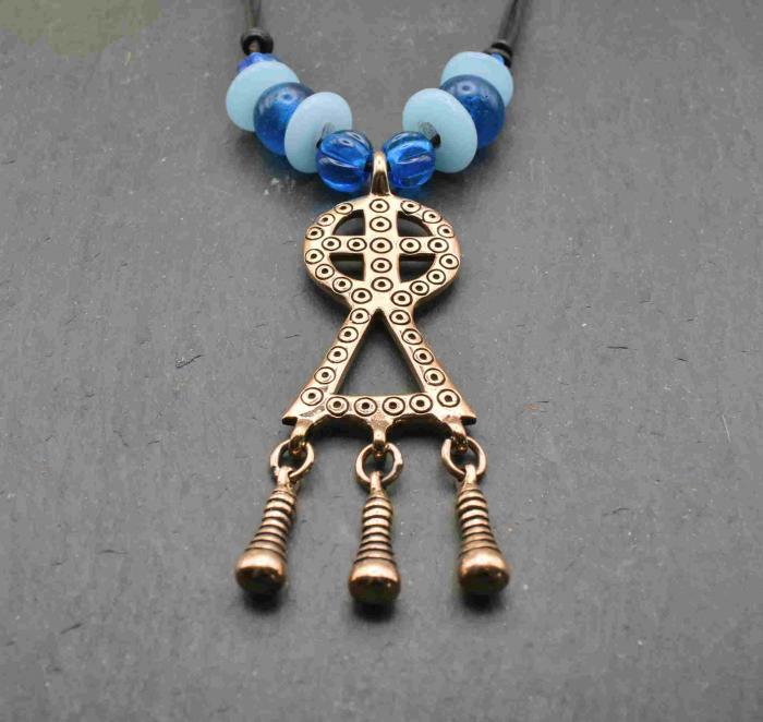 Keltische Glasperlenkette mit Radkreuzanhänger mit hellblauen Glasperlen von Belanas Schatzkiste